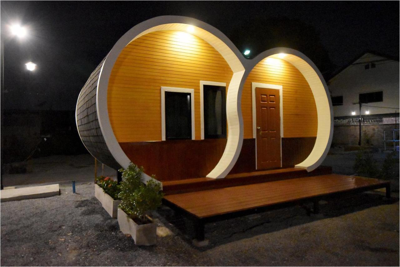 Tiny Hut Resort Bangkok Buitenkant foto